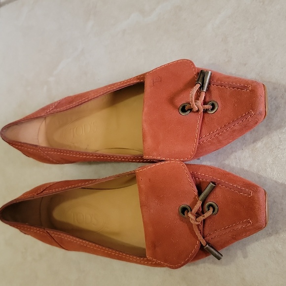 TOD'S pointed toe flat. Orange leather flat gently worn. Size 8. - Picture 2 of 10